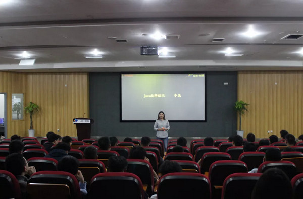 1557212682874991.jpg 配图2 云和数据Java、PHP、HTML5三大专业集体毕业典礼.jpg